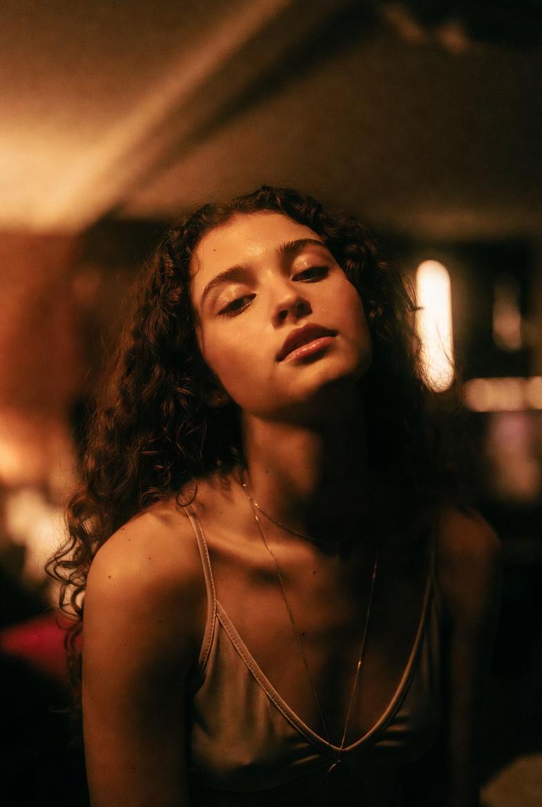 Femme écoutant de la musique, ambiance introspective et adolescente pour illustrer la bande originale de Euphoria Saison 3 (2026) HBO Max avec Zendaya et score de Hans Zimmer & Labrinth