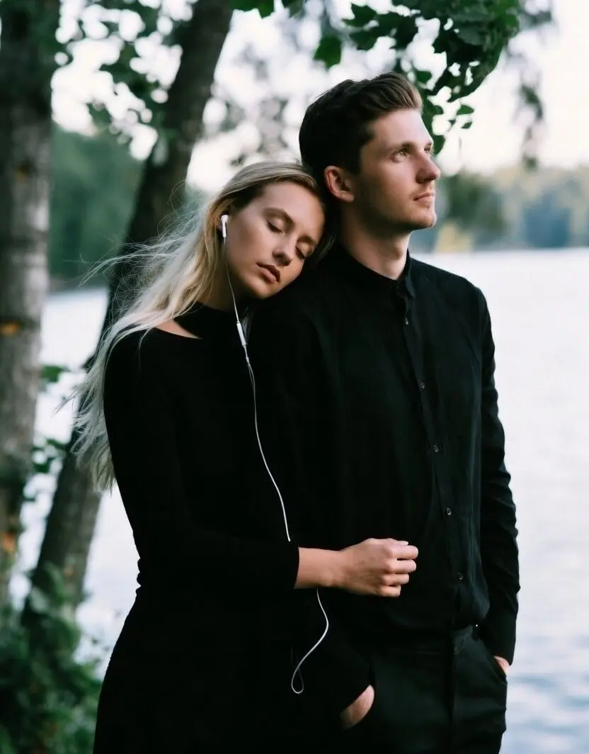 Couple รฉcoutant de la musique ensemble dans une maison isolรฉe, ambiance tendue et intime inspirรฉe de Over Your Dead Body (2026) de Jorma Taccone avec Samara Weaving et Jason Segel, bande originale et musique du trailer Bad Love de Dehd